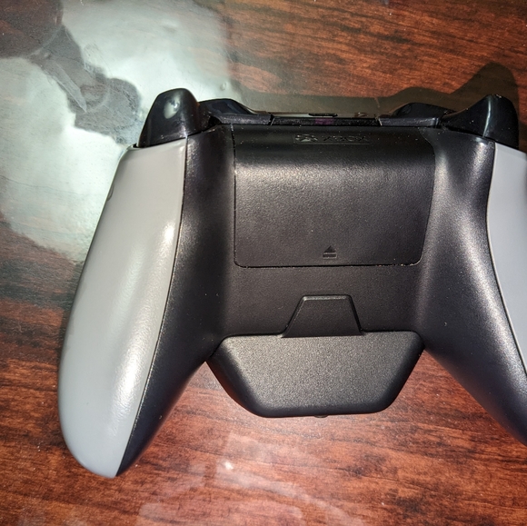 Xbox One Limited Edition COD Advance Warfare controller - Picture 2 of 3